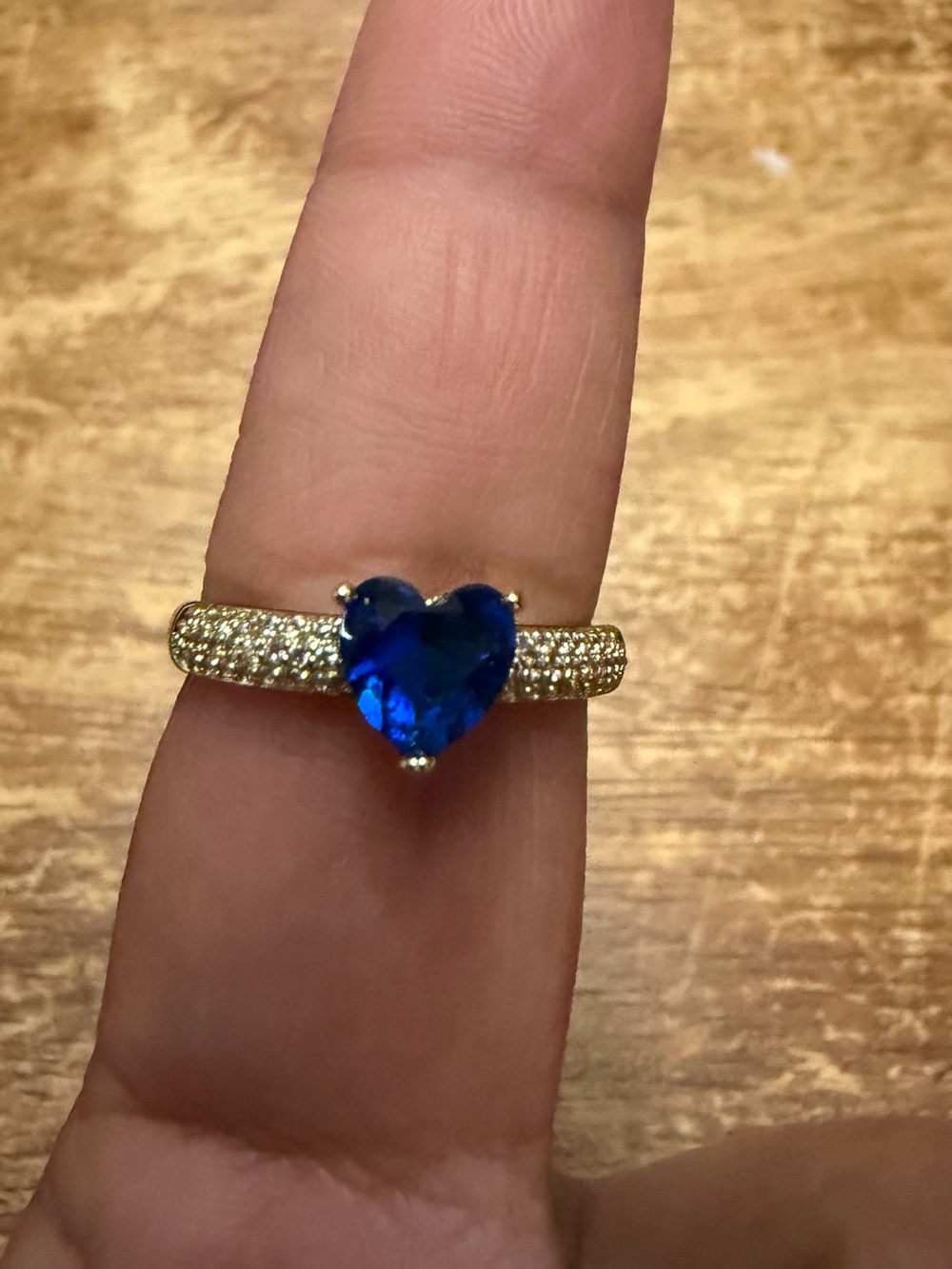 Yuping Gold Ring with Heart-Shaped Blue Stone